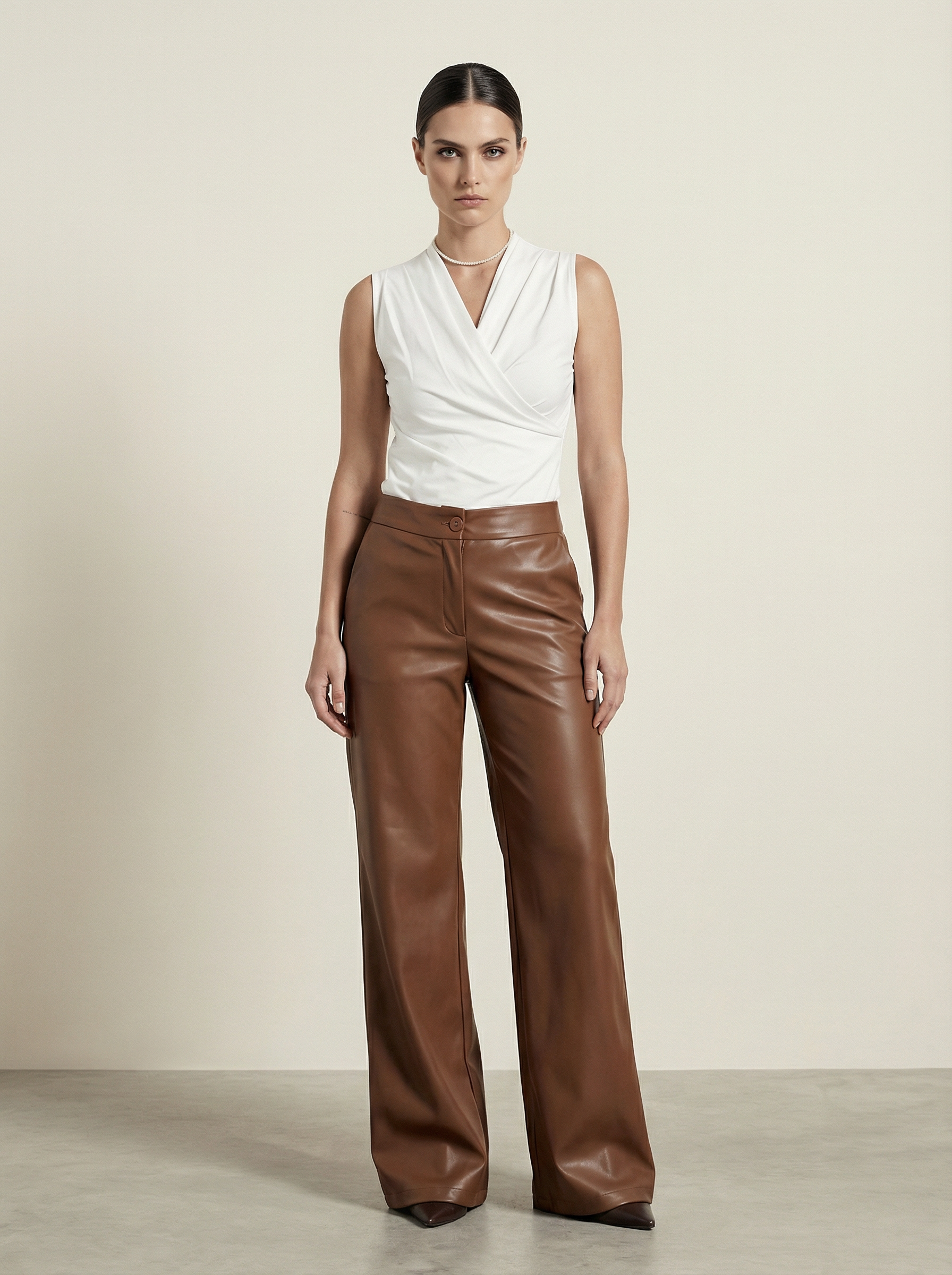 بنطال جلدي ذو طية واحدة