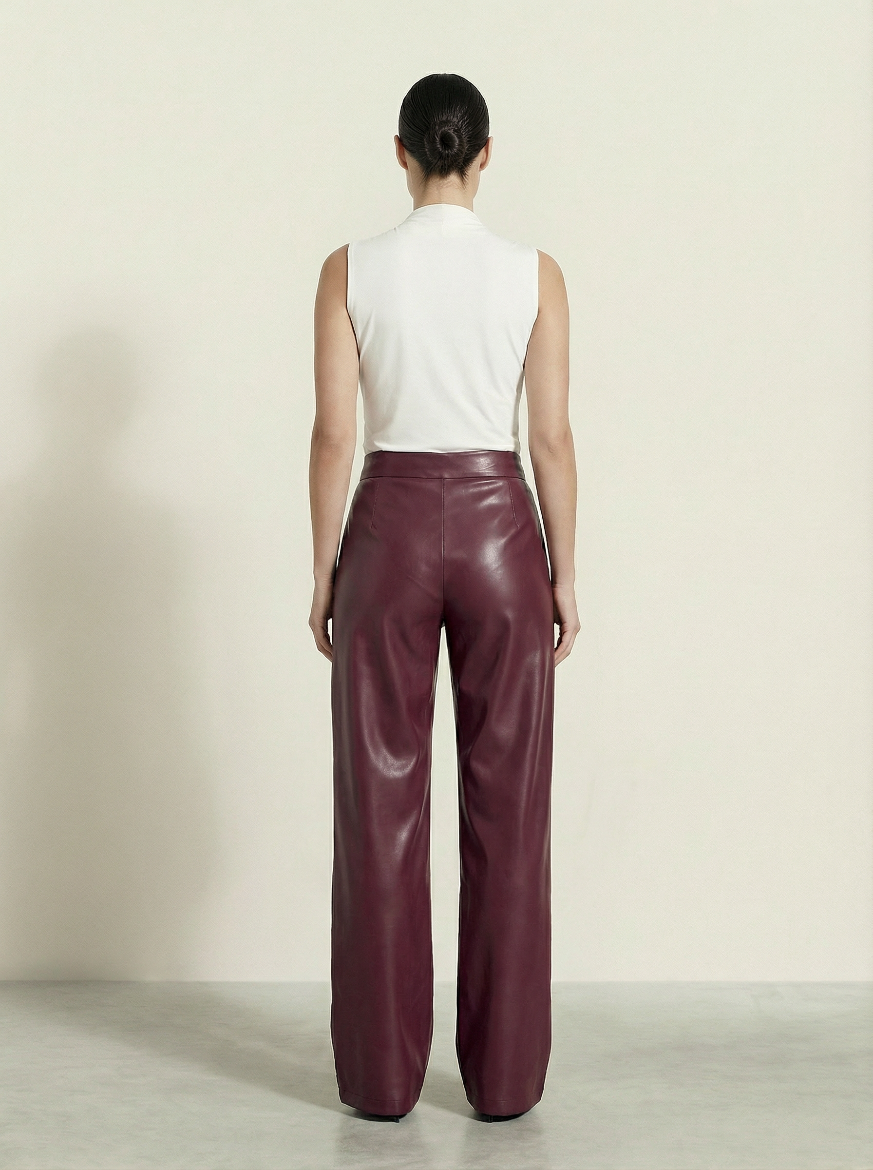 بنطال جلدي ذو طية واحدة