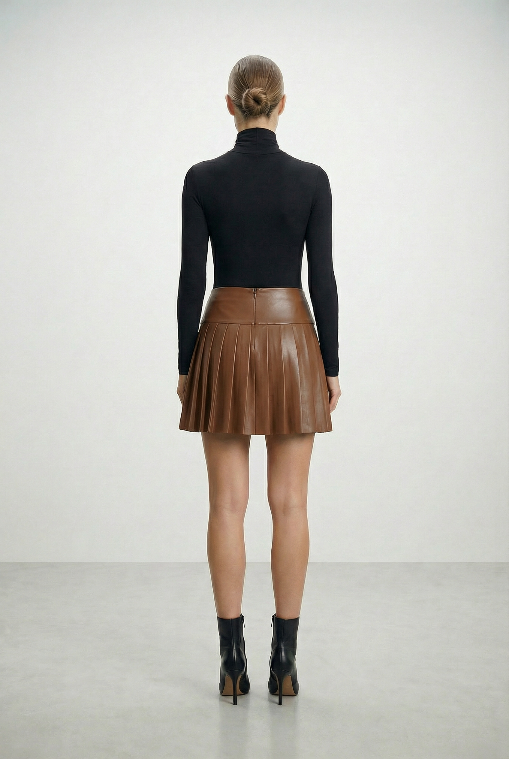 تنورة جلدية مطوية