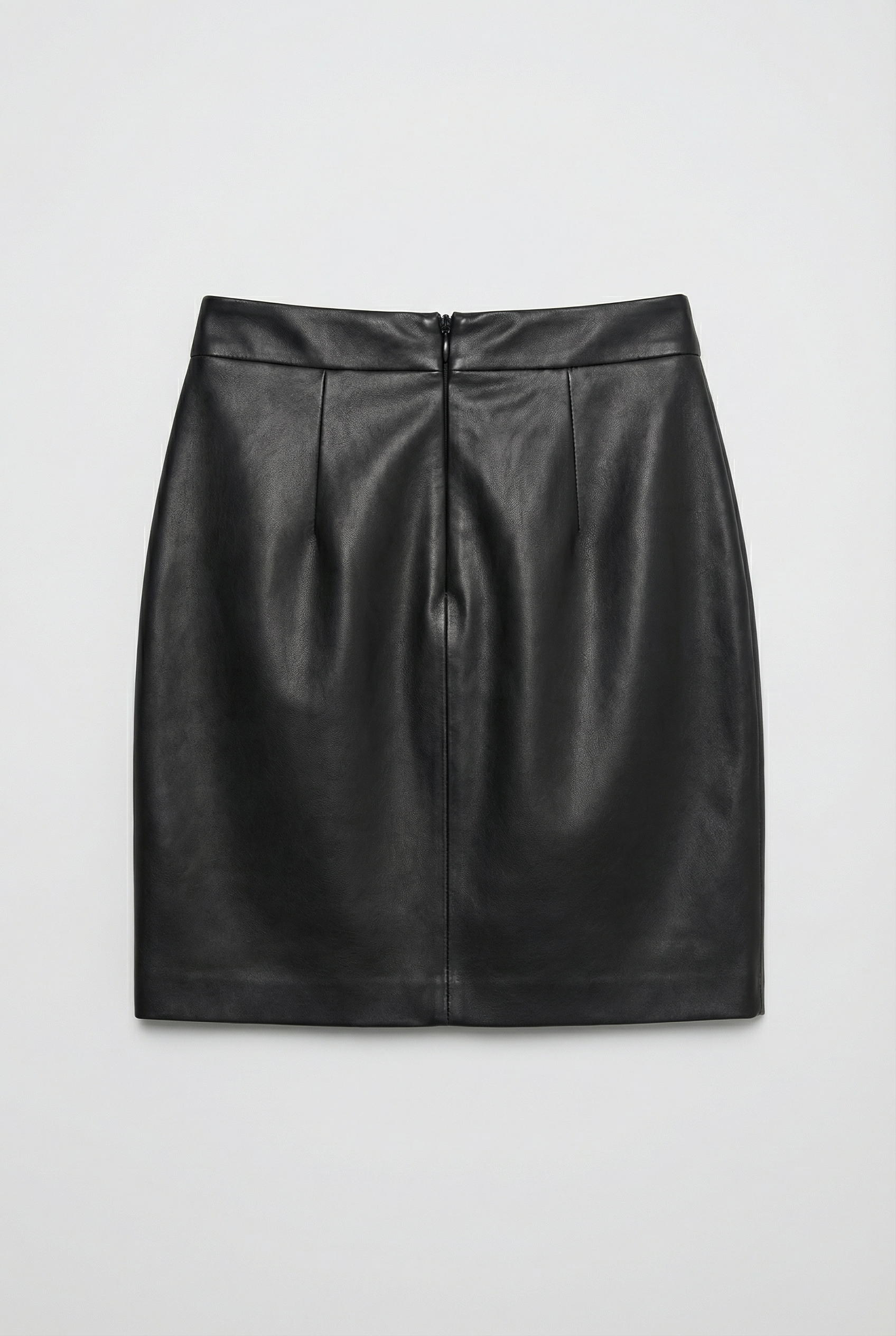 تنورة جلدية ضيقة