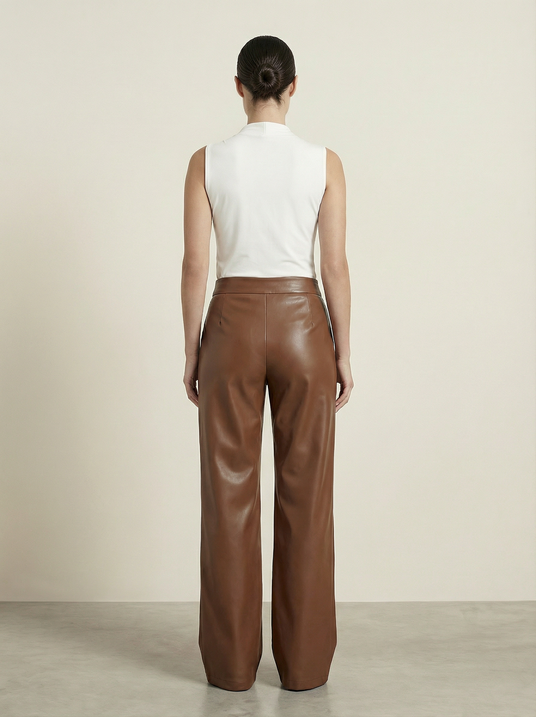 بنطال جلدي ذو طية واحدة