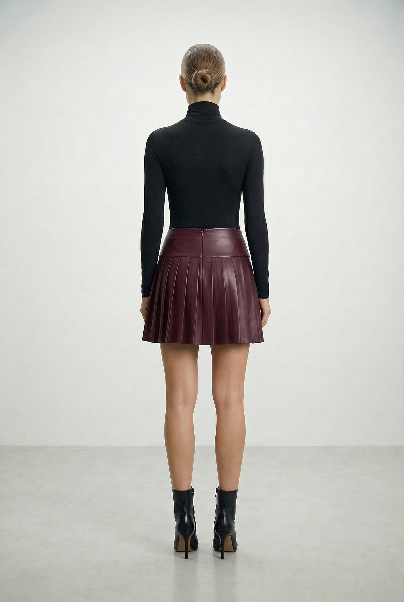 تنورة جلدية مطوية