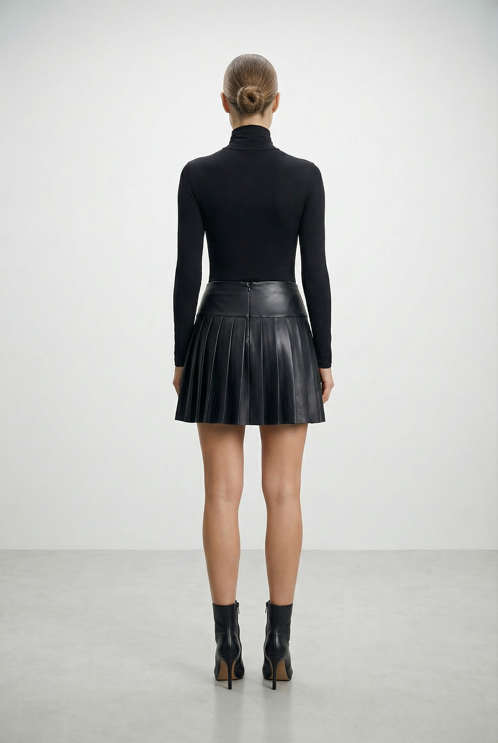 تنورة جلدية مطوية