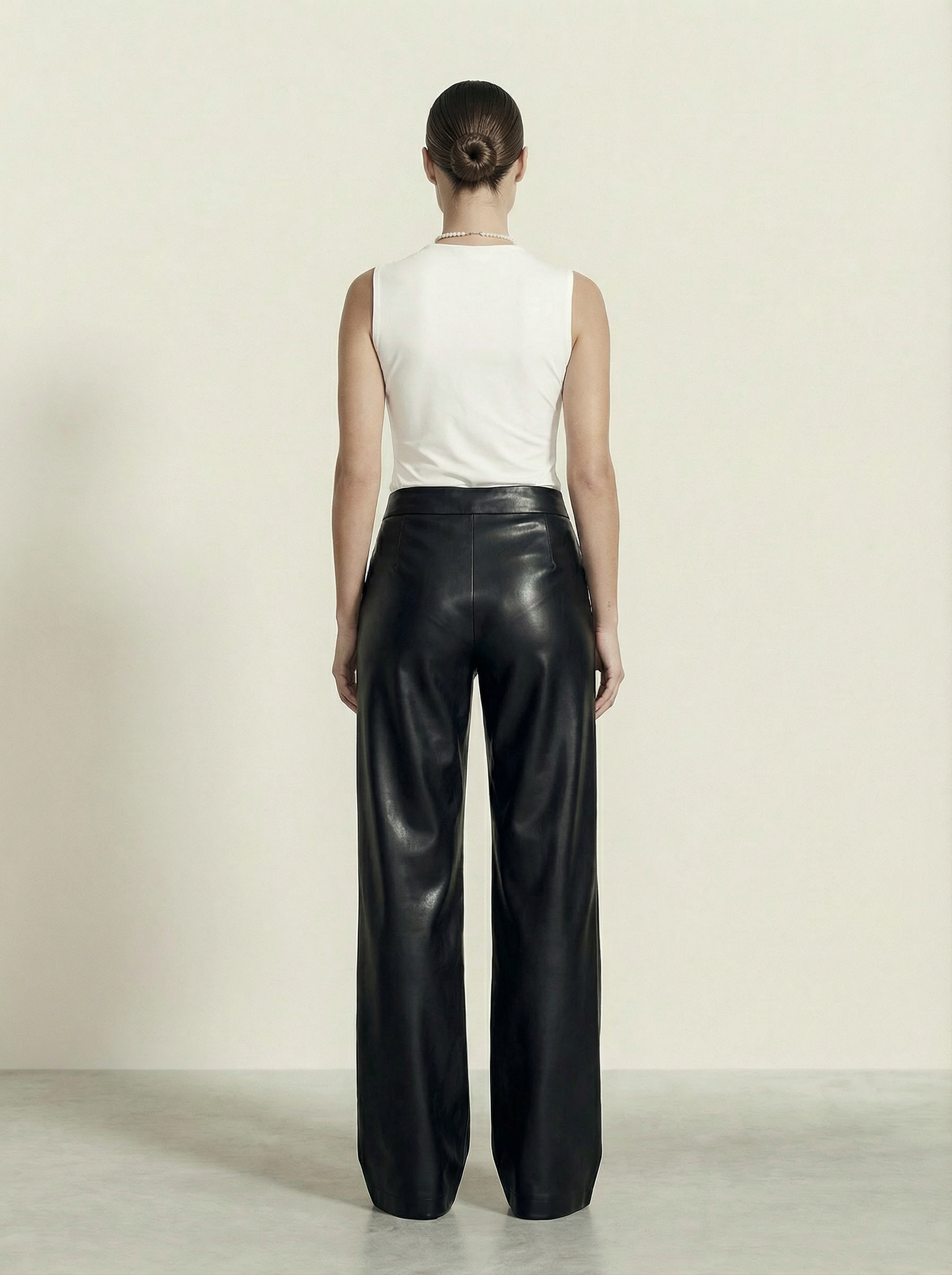 بنطال جلدي ذو طية واحدة